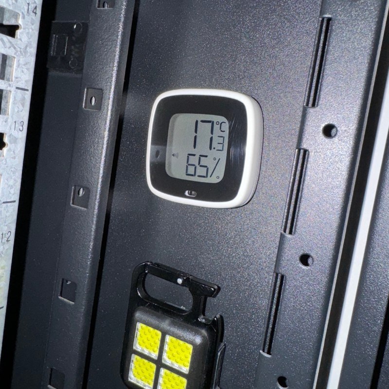 9.9元买了一个温度计，没想到居然有 APP 支持，不过 IOS 需要去美区下载，软件功能还挺多，关键温湿度还挺准的