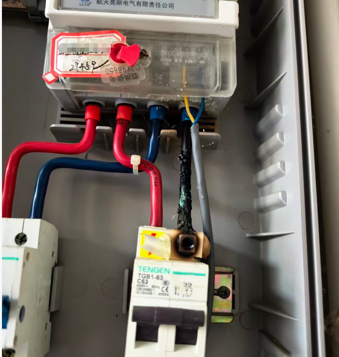 #随记 正常家用的断路器是63A,比亚迪家用充电桩是32A，车库租给别人用的，这段时间连空调都没有开，不知道什么原因，断路器和电线都被烧了！从图上看，感觉 是电线的原因比较大！via 老张随笔